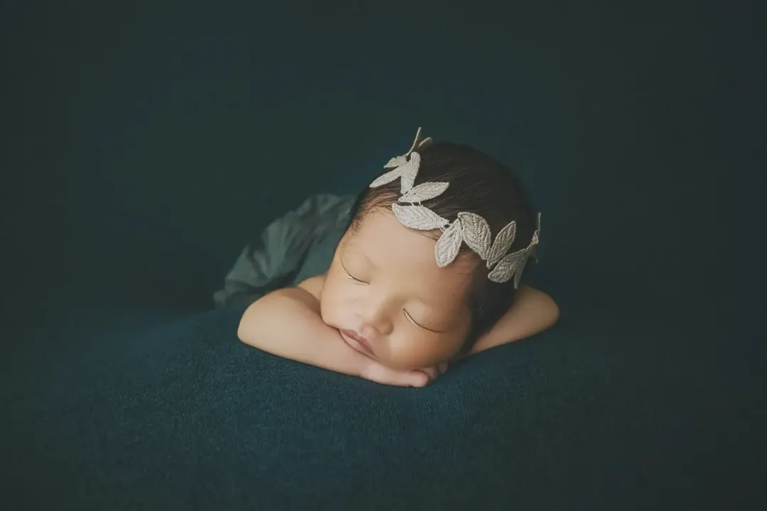 花冠をつけて眠る新生児