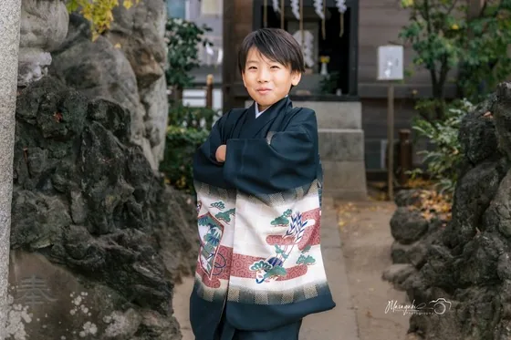 神社の境内で着物姿の男の子を撮影