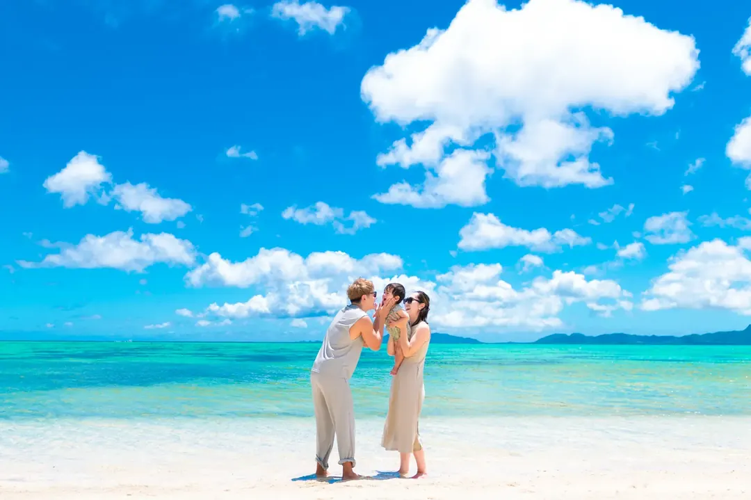 青い海と空の下で寄り添う家族